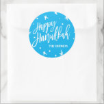 Anpassat namn för lycklig Hanukkah-penselskript Runt Klistermärke<br><div class="desc">Underbar för gåvor och gåvor som omsluter Hanukkah,  använda dessa festliga helgdag,  personlig med ditt namn. Behöver du hjälp med anpassning? Skicka e-post till oss på hello@christiekelly.com för kompletterande hjälp.</div>