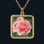 Anpassat namn för Mamma Giant Rosa ros-närbild Guldpläterat Halsband<br><div class="desc">"Mamma." Ett närbelyst foto av ett mjukt rosa ros mot mörk grönt löv gör att du vill "stoppa och lukta blommorna". Slappna av och andas in fotonas skönhet varje gång du bäror detta fantastiska, vackra fotografera personlig namn-häftklack. Detta halsband finns i små, medelstora och stora storlekar, såväl som i kvadratiska...</div>