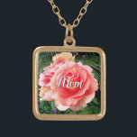 Anpassat namn för Mamma Giant Rosa ros-närbild Guldpläterat Halsband<br><div class="desc">"Mamma." Ett närbelyst foto av ett mjukt rosa ros mot mörk grönt löv gör att du vill "stoppa och lukta blommorna". Slappna av och andas in fotonas skönhet varje gång du bäror detta fantastiska, vackra fotografera personlig namn-häftklack. Detta halsband finns i små, medelstora och stora storlekar, såväl som i kvadratiska...</div>