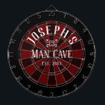 Anpassat namn för Man Cave Darttavla<br><div class="desc">Färgadens bakgrund med eget namn och människans grotta i mitten av tavlan. Annan färg tillgänglig i butiken.</div>