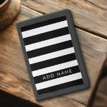 Anpassat namn för Modern Black and White Stripe Mö<br><div class="desc">Rugby Rand - En diskett mönster med fet rand och ett monogram av ditt för- eller efternamn. Den här designen innehåller ett trendig vit stripe mönster - Om bilden fortfarande behöver justeras klickar du på Anpassa den här knappen. Detta kommer att föra dig till ett designområde där du kan flytta...</div>