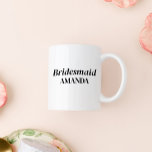 Anpassat namn för Modern Bridesmaid Coffee Mugg<br><div class="desc">Snyggt,  modern och elegant,  med modern och anpassade typsnitt. Anpassa med tippat,  namn eller datum.</div>
