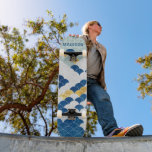 Anpassat namn för modern geometrisk Mönster Blue G Mini Skateboard Bräda 18,5 Cm<br><div class="desc">Skateboard med det egna namnet Mönster Blue Guld i modern geometri ger personlig namn i modern blå typografi på en blå, guld- och vit geometrisk bakgrund i mönster i orange och blått. Anpassa genom att redigera texten i textrutan. Ge en anpassningsbar har gjort en gåva, skateboard-personlig till din favoritskateboarder för...</div>