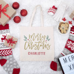Anpassat namn för Modern Guld God jul-skript Tygkasse<br><div class="desc">Snyggt God jul till säcksdesignen har en framträdande grönt grenar av holly löv och röda bär accentuerar den moderna symbolen guld. Monogramtexten anpassningsbar kan vara personlig i namn eller annan text.</div>