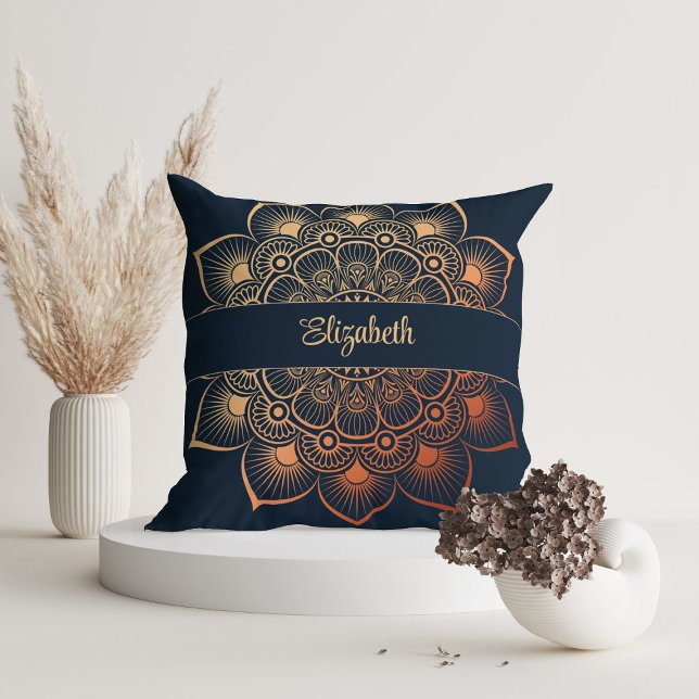Anpassat namn för Modern Navy Blue Mandala Kudde (Modern Navy Blue Mandala Custom Name Throw Pillow on white room with dry flowers.)