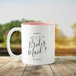 Anpassat namn för Modern Script Brides Maid-fråga Två-Tonad Mugg<br><div class="desc">"Kommer du att vara min Brides Maid? mugg,  perfekt gåva för att be din bestie att vara med i din bröllop firande. Den handskrivna skriptdesignen blandad med modern typografi kan anpassas med namn och datum.</div>