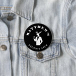 Anpassat namn för Modern Stag Party Black Bachelor Knapp<br><div class="desc">Gör ett fetstilt påstående med den här Modern Stag Party Black-kommandoknappen, med en elegant svart design och en snyggt ikon för en tagg i en tuxedo som rymmer en cocktail. Perfekt för att fira den blivande brudgummen i klassens lekande mode. Anpassa med en namn, en händelserubrik eller en roligt för...</div>
