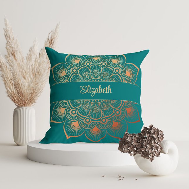 Anpassat namn för Modern Turcos Mandala Kudde (Modern Turquoise Mandala Custom Name Throw Pillow in a white room with dry flowers)