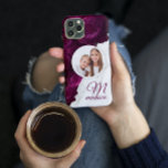 Anpassat namn för monogram foto Modern Blommigt Ma<br><div class="desc">I iPhone Telefonväskor med det anpassade namnet i Monogram Photo Modern Blommigt finns ditt favoritfoto på en marmor- och lila-blomma. Anpassa med anpassningsbarnas monogram och namn genom att redigera texten i textrutan. Designad av ©Evco Studio www.zazzle.com/store/evcostudio</div>