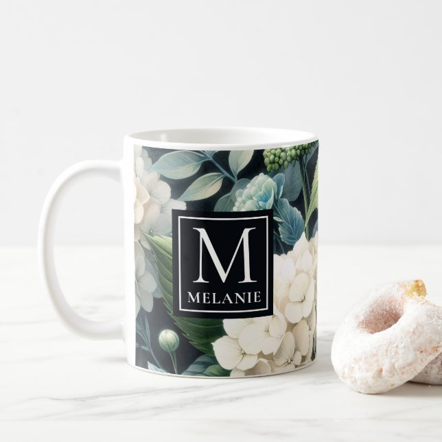 Anpassat namn för Monogram White Hydrangea Kaffemugg (Med munk)