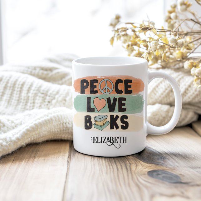 Anpassat namn för Retro Peace Bokar KÄRLEK Kaffemugg (Retro Peace LOVE Books Custom Name Coffee Mug on a neutral cozy wooden table.)