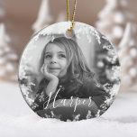 Anpassat namn för Snö Ram - minimalt svartvitt och Julgransprydnad Keramik<br><div class="desc">Enkel,  elegant och minimal anpassningsbar två svartvitt foto och namn ornament. Anpassa med ett foto på framsidan och ett på baksidan i svartvitt. Elegant magisk snowy ram med ett eget namn i ett skript för elegant.</div>