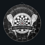 Anpassat namn för svart och vitt trä, Bröllop Darttavla<br><div class="desc">Fira din speciella dag med Bröllop-garderoben för svartvit trädfamilj. Den här ritytan har en monokrom design utan tidslängd och kan vara personlig med parets efternamn, skapar den som en unik keepsaké eller lekfull bröllop-gåva. Perfekt för att lägga till charm i ditt hem eller för att roa gäster kombinerar biet funktioner...</div>