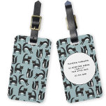 Anpassat namn för svarta och vita Tuxedo-katter Bagagebricka<br><div class="desc">Cute Black and white tuxedo-katter som gör affärer. En roligt mönster på en halvblå bakgrund. Ändra texten på baksidan med egna detaljer.</div>