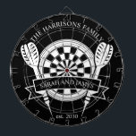Anpassat namn för svartvit familj Bröllop Darttavla<br><div class="desc">Fira din speciella dag med Bröllop-garderoben för svartvit familj. Den här ritytan har en monokrom design utan tidslängd och kan vara personlig med parets efternamn, skapar den som en unik keepsaké eller lekfull bröllop-gåva. Perfekt för att lägga till charm i ditt hem eller för att roa gäster kombinerar biet funktioner...</div>