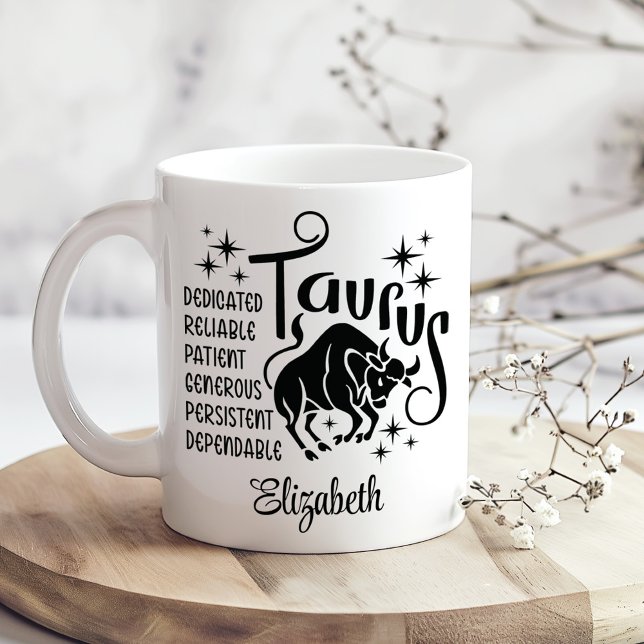 Anpassat namn för Taurus Zodiac Horoscope Kaffemugg (Taurus Zodiac Horoscope Custom Name Coffee Mug on a boho wooden kitchen table.)
