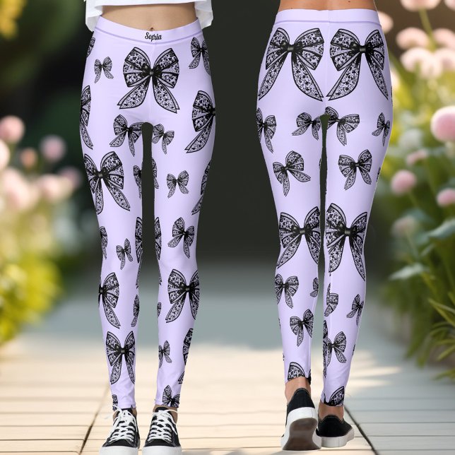 Anpassat namn för Trendiget Svart Lila i fält Leggings (Black Bow Coquette Purple Trendy Custom Name Leggings)