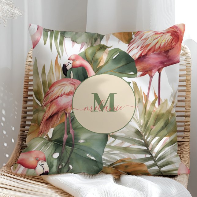 Anpassat namn för Tropical Flamingo Monstera Kudde (Tropical Flamingo Monstera Custom Name Throw Pillow on a sunny rattan chair.)