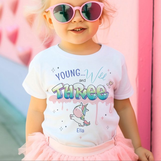 Anpassat namn för Unga Vilder, tredelad majs, 3:e  T Shirt (Cute magical unicorn Young Wild and THREE graffiti pink paint drips fairy tale girl birthday tshirt )