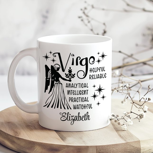 Anpassat namn för våg Zodiac Horoscope Kaffemugg (Virgo Zodiac Horoscope Custom Name Coffee Mug on a boho wooden kitchen table with tiny dry flowers.)