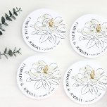 Anpassat namn för White Magnolia Illustration Bröl Underlägg Papper Rund<br><div class="desc">Vackra sydinspirerade bröllop pappra underlägg med en illustrerad vit magnolia med chic typografi i modern utformning.</div>