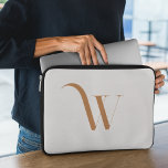 Anpassat namn Första rengöringen av Beige & brunt  Laptop Fodral<br><div class="desc">Dessa konstruktioner har ofta monogram för personlig som användor individens initialer eller namn och skapar det som en unik produkt. Det naturliga träet färg som används i formgivningarna är också öga som fångar och ger ett nytt,  modernt utseende.</div>