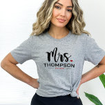 Anpassat namn, fru Bride Bröllop T Shirt<br><div class="desc">Eget namn,  fru Bride T-Shirt. Lägg till ditt gift namn och år gifta sig du på den här skjortan för ditt kommande bröllop. Underbar för Bachelorette-partiet,  smekmånad och andra bröllop-evenemang. Använda Easy template för att få skjortan att säga vad du vill.</div>