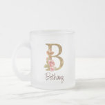 Anpassat namn Gulfenolja  Rosa ros Brev B Frostad Glasmugg<br><div class="desc">Det anpassade namnet Guld Foil  Rosa ros Brev B-designen visar en delikat blommigt monogram med gyllene shimmer - perfekt för anpassning av eleganten,  romantiska vibes och tankfulla skapelser baserade på namn. Klicka på "Anpassa" om du vill lägga till ditt namn eller någon speciell.</div>