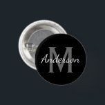 Anpassat namn inledande monogram litet svart runt knapp<br><div class="desc">Personlig namn monogram liten storlekare rundknapp. Klassen svart och vit design med snyggt vintage-handskriftsformat. Snyggten har liten design för vänner, familj, brud, brudar, maid of honor, blommor, gäster från bröllop etc. Monogrammat ursprunglig brev med handskriftstext från eleganten. Ändra kvantitet för att få billigten prisare. Skapa egna namnbrickor för insamling, möte,...</div>