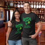 Anpassat namn Irish AF Drinking Team Black Grönt T Shirt<br><div class="desc">T-shirt-shirt på St Paddy's Day Drinking Team dekorerade med en skamrock och Irish AF. Anpassa det med ditt namn.</div>