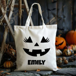 Anpassat namn Jack o lantern Pumpkin Bus eller god Tygkasse<br><div class="desc">Öka din Halloween-upplevelse med vår Jack för eget namn O’ Lantern Pumpkin Bus eller godis Tote Bag! Designad med en charmerande jack-o’-lanternpumpa med ett vänligt ansikte, tillför den här väskan en liten fingerfärdig roligt till ditt barns trick eller behandlande äventyr. Med för barn i perfekt storlek kombineras stil och funktionalitet,...</div>