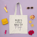 Anpassat namn Magic Minimalist Modern Tygkasse<br><div class="desc">Den här väskan är en snyggt och ett funktionellt tillbehör som kombinerar det bästa av båda världar: roligt och lekfull typografi med en minimalistisk design som gör den mångsidig och lätt att bära med vilken utrustning som helst och som tillför en aning sofistikering och elegans till hela utseendet. Typografin är...</div>