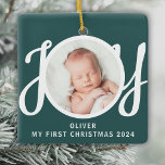 Anpassat namn Mitt första julfoto-Grönt Julgransprydnad Keramik<br><div class="desc">Det här söta Baby första julfoto Ornament är dekorerat med ord JOY i snyggtens skripttypografi på gröntens bakgrund. Anpassade enkelt med ditt foto,  namn och år.</div>