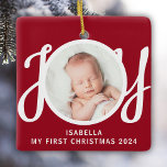 Anpassat namn Mitt första julfoto Red Keepsaké Julgransprydnad Keramik<br><div class="desc">Den här söta Baby första julfoto Ornament dekoreras med ord JOY i snyggt skripttypografi på röd bakgrund. Anpassade enkelt med ditt foto,  namn och år.</div>