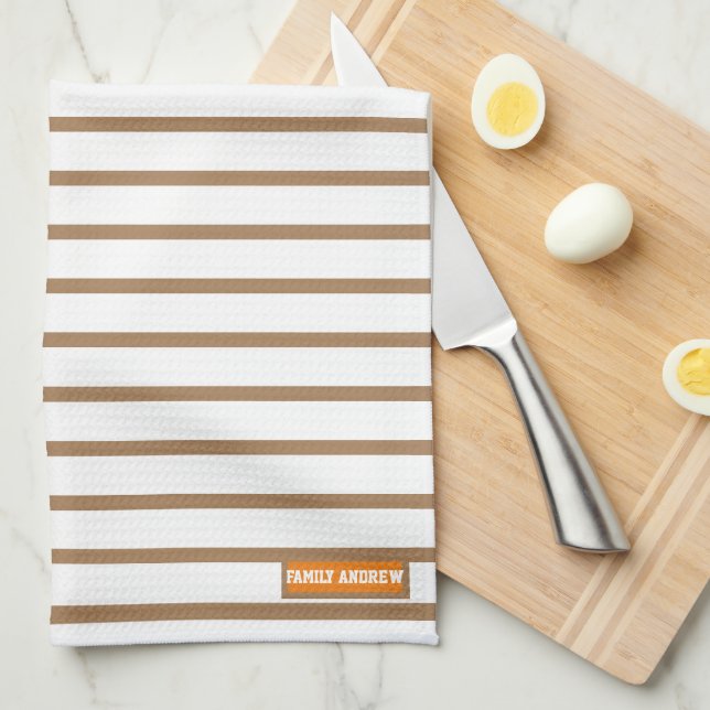 Anpassat namn, monogram rand, vit mönster brun kökshandduk (Vikt i Fjärdedel)