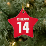 Anpassat namn, nummer, Färg. Sportfantaster Red Julgransprydnad Keramik<br><div class="desc">Anpassa till namn,  nummer och färg efter ditt val!</div>