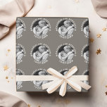 Anpassat namn och år för första julfoto i bröllop presentpapper<br><div class="desc">Traditional Taupe and White Gräns - Perfekt present for newlyweds eller for a year. En nyckelfråga som markerar en bild och personlig text.</div>
