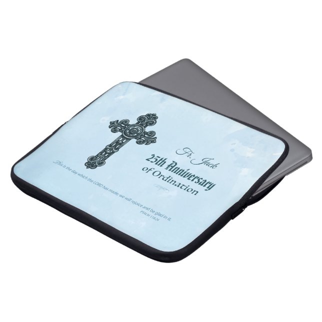 Anpassat namn och årsdag - Ordning, Priest Laptop Sleeve (Framsida topp)