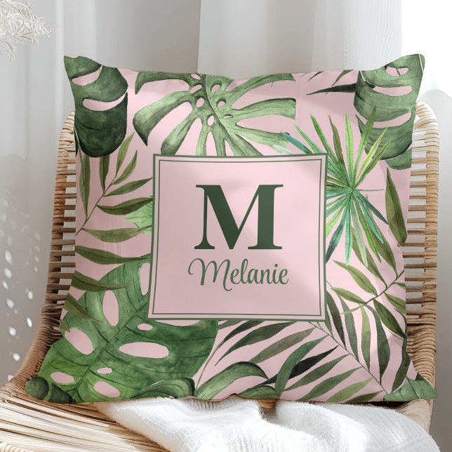 Anpassat namn och första namn för Tropical Monster Kudde (Tropical Monstera Custom Name and Initial Throw Pillow in a sunny rattan armchair.)