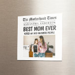 Anpassat namn och foto för bästa Mamma någonsin i  Magnet<br><div class="desc">Lägg mamma i rubrikerna - bokstavligt talat! Det här superskojet och den skarpaste fyrkantiga fotomagneten är formaterad som en vintage-dagstidningssida och har ditt eget namn, foto och den feta rubriken "Bästa Mamma någonsin - Röd #1 av Hennes favoritfolk". Perfekt som en liten men meningsfull gåva till Mor Day, födelsedagar, eller...</div>