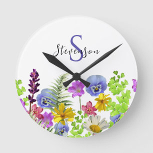 Anpassat namn och monogram för söt Wildblommor Rund Klocka