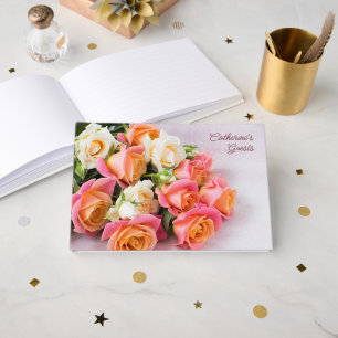 Anpassat namn och Rosa för text och Vit ros Gästböcker