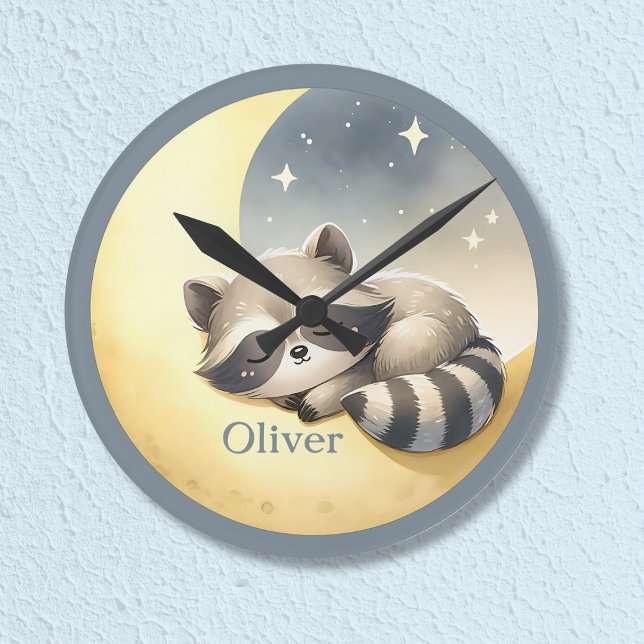 Anpassat namn Raccoon på Måne Cute Kids Nursery Rund Klocka (Adorable raccoon on the moon wall clock with your child's name! Perfect for nursery or kids' room.)