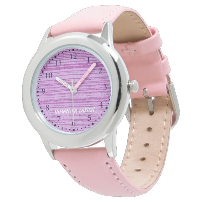 Anpassat namn, rosa rand, textat armbandsur (Vinklad)