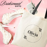 Anpassat namn, Rustic Flower, Bridesmaid, Bröllop Tygkasse<br><div class="desc">Vi presenterar vår "Bridesmaid"-Personlig Tote Bag - perfektens blandning av stil, praktisk och hjärtlig uppskattning. Designad med kärlek och elegans har den här moderna tote-väskan ett vackert skript och kan vara personlig med ditt brudgumms namn, skapar det som en enkel keepé. Perfekt för att du kan fortsätta på den stora...</div>
