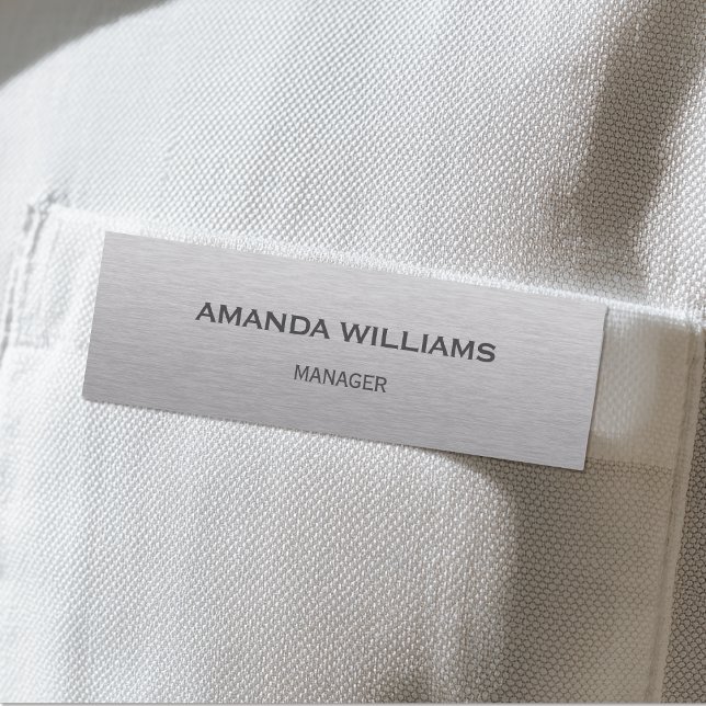 Anpassat namn Silver Borstat Metall Anställd Namnbricka (A polished, professional name tag with a brushed silver background.)