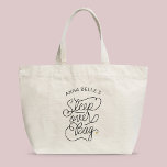 Anpassat namn Sleepover Modern Script Guld Heart Jumbo Tygkasse<br><div class="desc">Den här moderna väskan med ett skript med minimal avslappnad och kalligrafi av chicen som läser SLEEPOVER BAG och ditt eget namn har ett rent linjer som skapar ett slimmat och sofistikerat utseende. Den underskattade stil med den söta tryckta guld-hjärtedetaljen tillför en något sofistikerad perfekt till varje barn som går...</div>