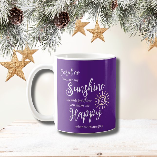 Anpassat namn Solskine gör mig Lycklig Bright Lila Kaffemugg (Custom Name Sunshine You Make Me Happy Lyrics on a bright Royal Purple background with script font.)