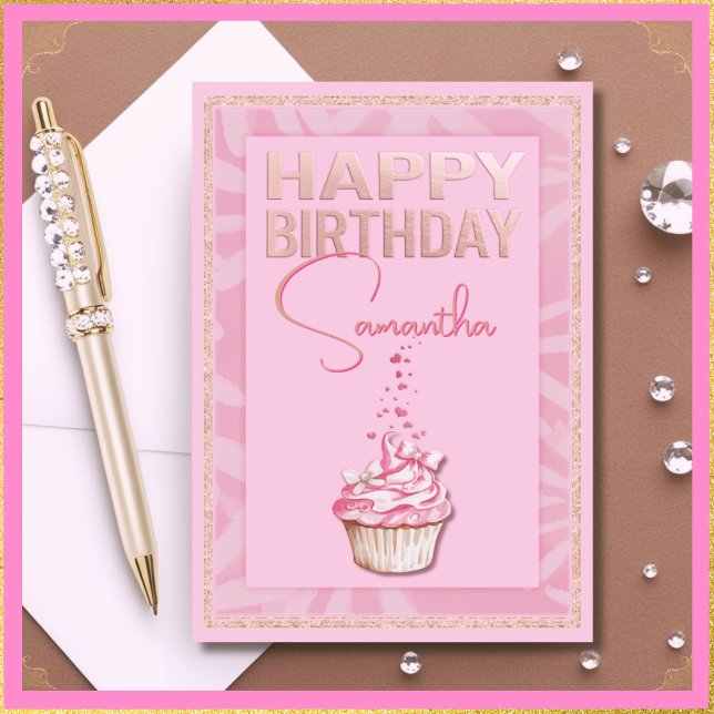 Anpassat namn Söt Rosa Cupaka Grattis på födelseda Kort (Say Happy Birthday in the sweetest way with a pretty pink & gold custom name cupcake birthday card!)