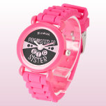 Anpassat namn Storasyster svarta rosor Armbandsur<br><div class="desc">Firar det speciella ögonblicket att bli storsyster med personligens barnklocka! Med en svart och ljus rosa coola säger den här klockan stolt "Befordrad till Big Sister" med din dotters höger i namn på ansikte. Det är en perfekt gåva till en ny storsyster, skapar dem känna sig stolta över extra samtidigt...</div>